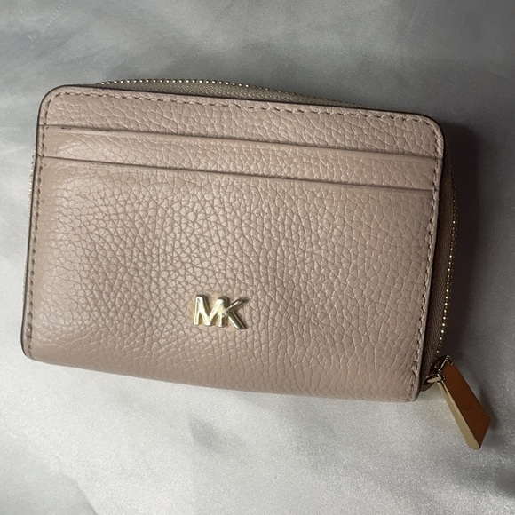 SMALL Michael Kors card wallet with 4 card slots on the outside & 4 inside. - Picture 2 of 5